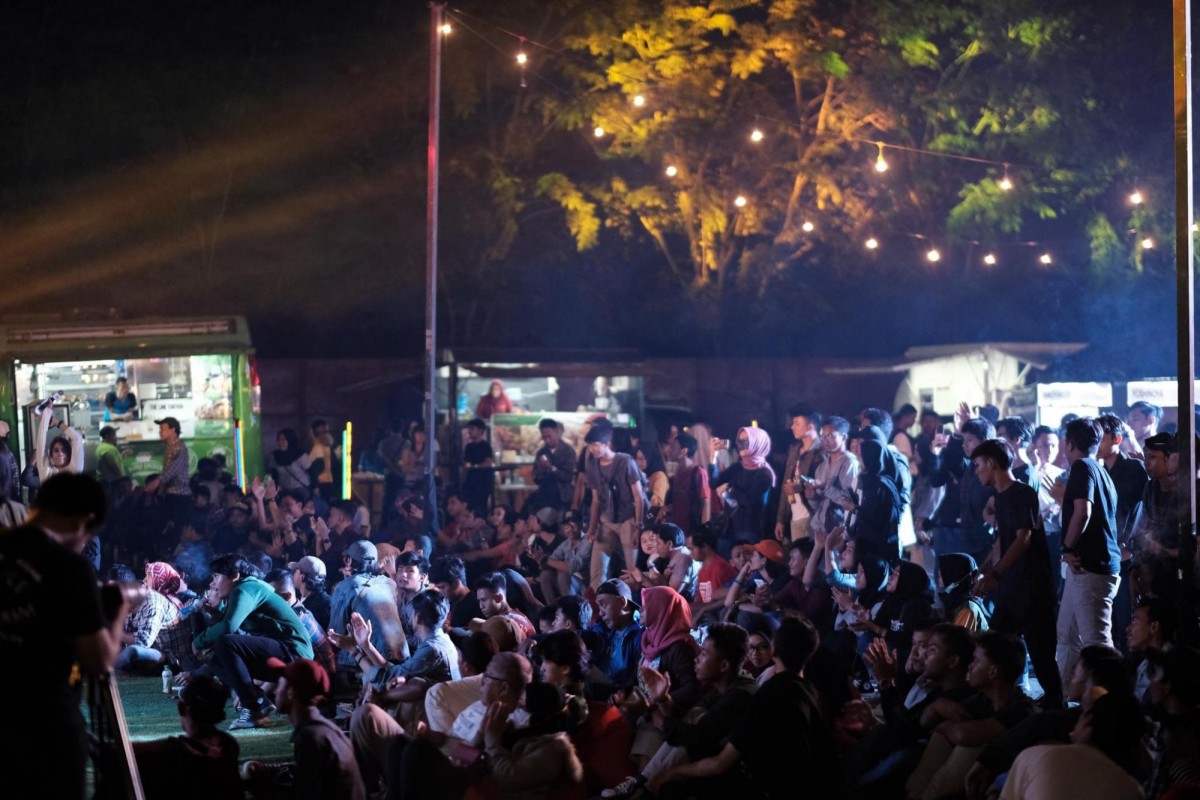 penonton yang menikmati penampilan Aurelie